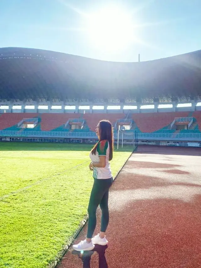 Coba Main Golf, Ini 7 Potret Aura Kasih Tampil Sporty Saat Jalani Olahraga