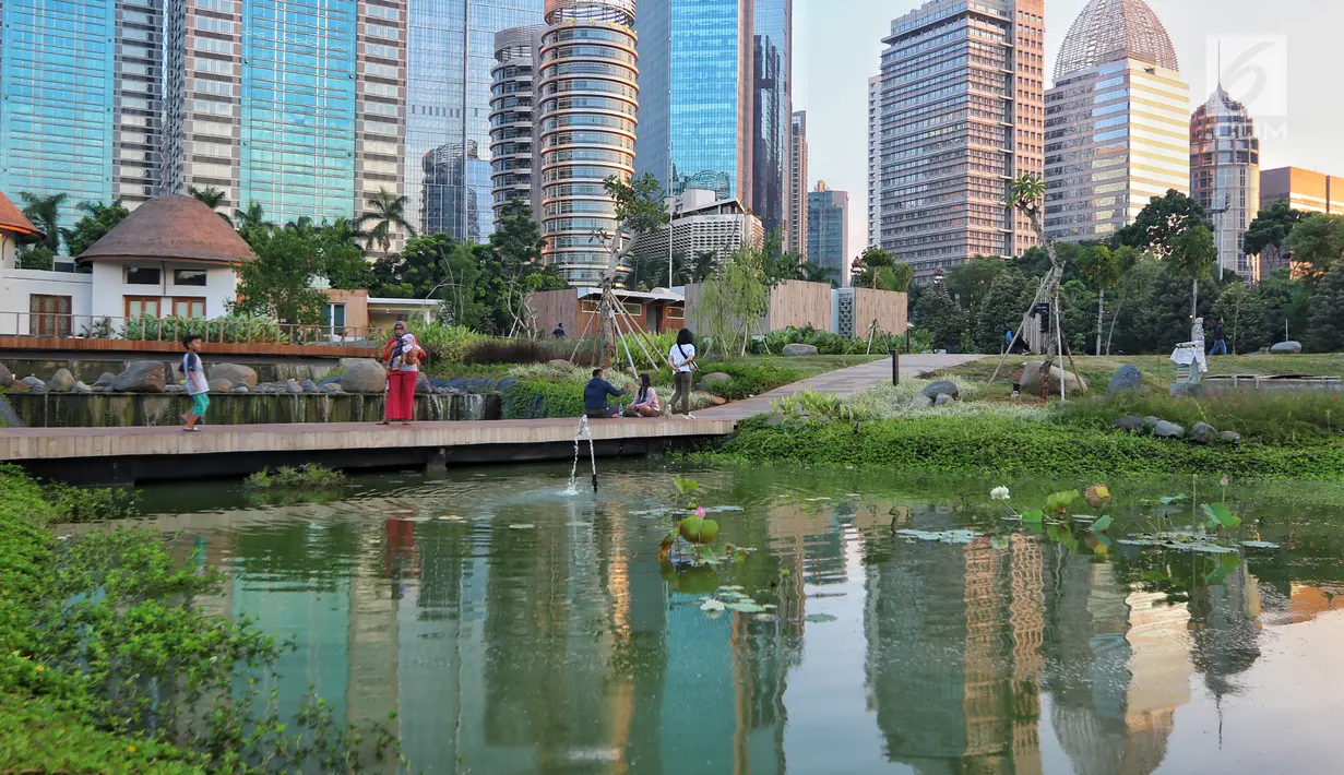 Suasana Hutan Kota di kawasan Gelora Bung Karno, Jakarta, Minggu (6/1). Hutan Kota yang dimiliki Jakarta tersebut bebas polusi dan sejuk. (Liputan6.com/JohanTallo)