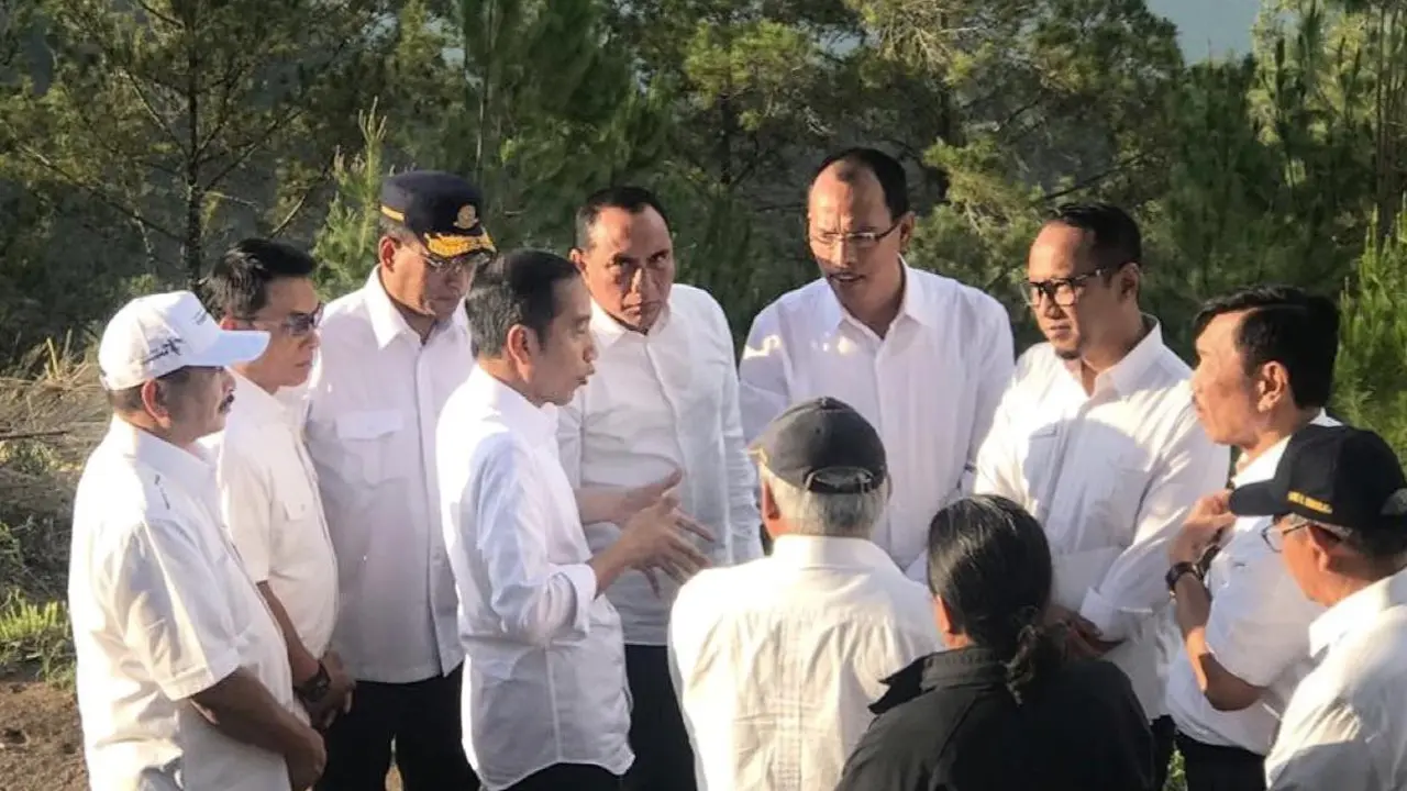 Presiden Jokowi meninjau lokasi wisata di Danau Toba