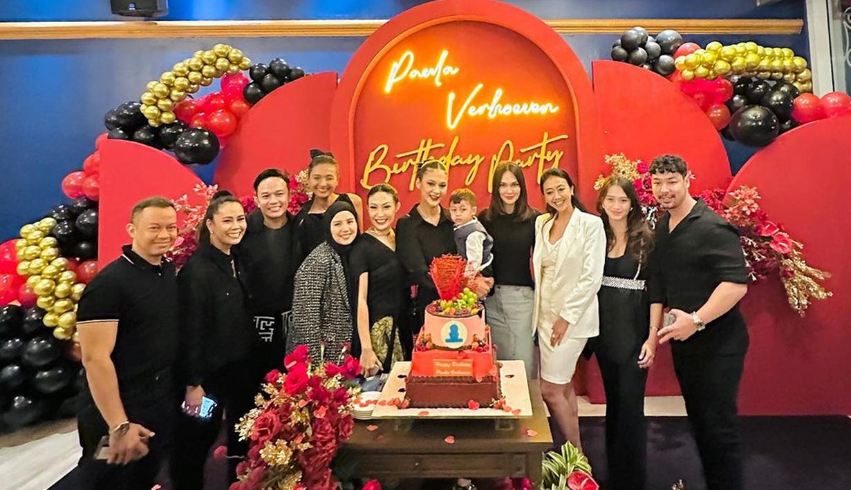 Merayakan ulang tahun Paula Verhoeven, pesta kejutan pun dirancang oleh Baim Wong. Kali ini, ayah dua anak itu memilih pesta dengan konsep intimate. Meski tak banyak mengundang tamu undangan, acara tetap meriah dengan kehadiran keluarga dan teman Paula. (Liputan6.com/IG/@mrsayudewi)