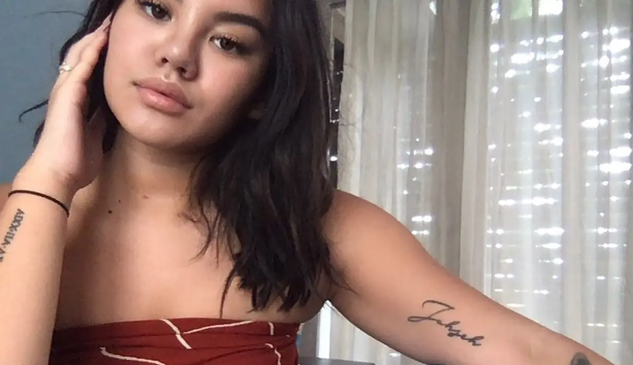 Di bagian lengan terlihat tulisan latin yang berbunyi jahseh, seorang rapper favorit Shafa yang meninggal usai ditembak pada 2018 silam. (Foto: instagram.com/shafaharris)