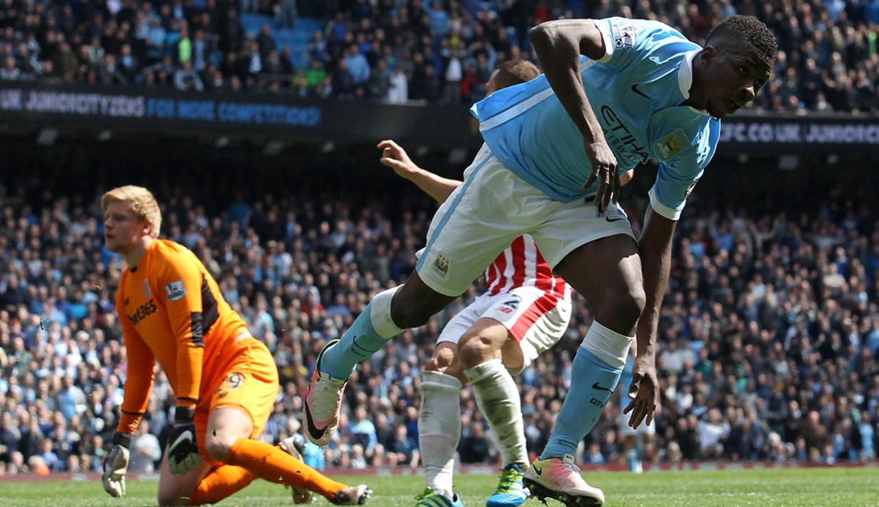 Pemain Manchester City, Kelechi Iheanacho, merayakan gol yang dicetaknya ke gawang Stoke City dalam laga Liga Inggris di Stadion Etihad, Manchester, Sabtu (23/4/2016). (AFP/Lindsey Parnaby)