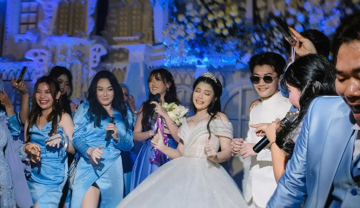 Perempuan berusia 24 tahun itu tampak bahagia nyanyi bersama dengan sang pengantin. [Instagram/cahyanirynt]