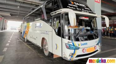 Melansir dari video milik kanal Youtube Ahmad Wildani pada Senin (23/1), menampilkan penampakan bus PO Damri yang menjalankan rute lintas negara Indonesia-Malaysia. Bus tersebut menggunakan mesin Mercedez Benz 1526 dan body Rexus.