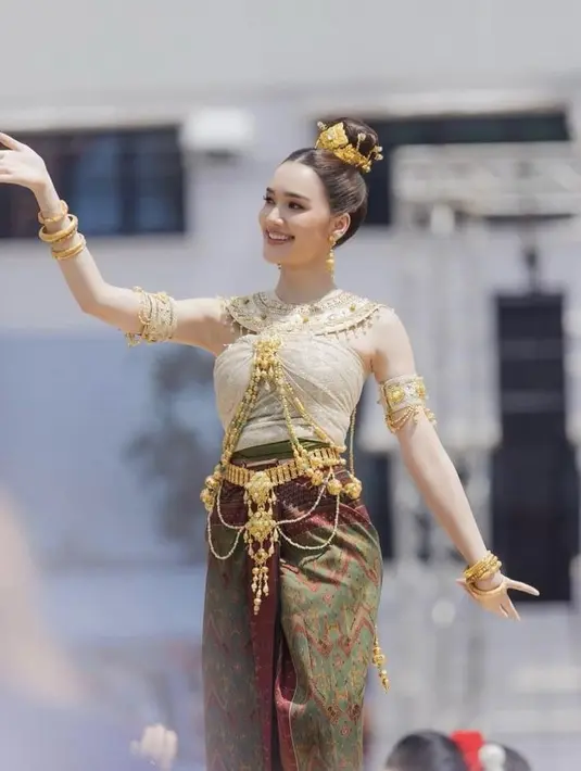 Bahkan ia pun tampil dengan pakaian tradisional Thailand dengan aksesori yang melengkapi penampilannya. (@dianaflipo)