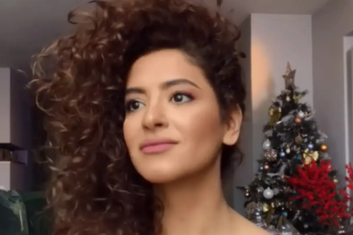 Rambut Keriting Semakin Menawan dengan Bentuk Ini