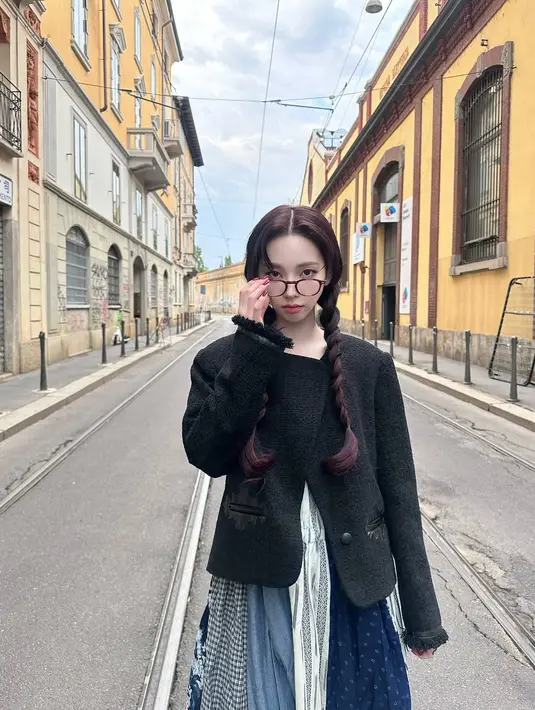 Layering paling simple ala Karina aespa adalah padukan dress maxi dengan tweed jacket hitam [@katarinabluu]