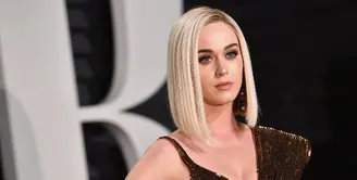 Kesedihan tampak sedang menggelayuti kehidupan Katy Perry yang baru saja putus dengan kekasihnya, Orlando Bloom. Kesedihan dan keterpurukan terlihat dari sikap Katy yang memangkas rambutnya sampai bondol. (AFP/Bintang.com)