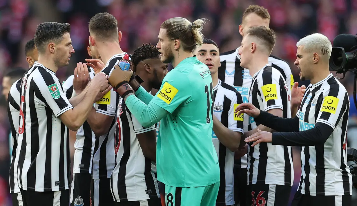 <p>Kiper Newcastle, Loris Karius (tengah) dan rekannya bersiap melawan Manchester United pada laga final Carabao Cup 2022/2023 di Stadion Wembley, London, Senin (27/02/2023) dini hari WIB.&nbsp;(AFP/Glyn Kirk)</p>