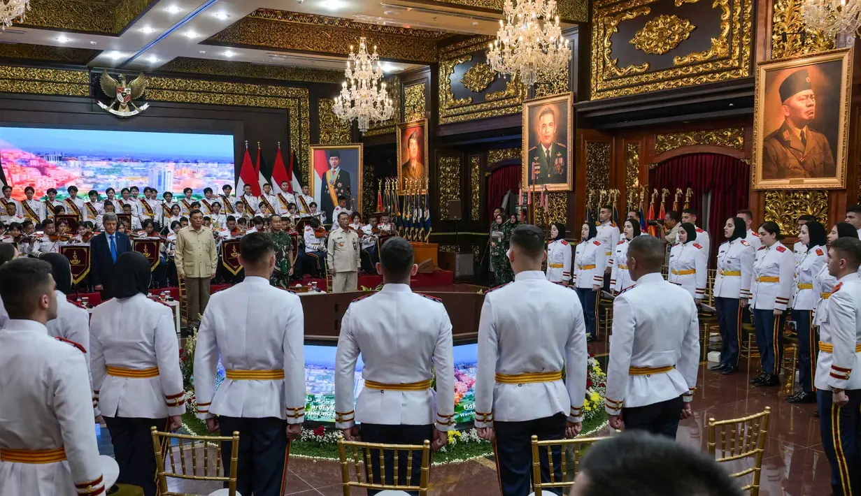 Menteri Pertahanan (Menhan) Sjafrie Sjamsoeddin bersama Panglima TNI Jenderal Agus Subiyanto menerima 44 kadet Universitas Pertahanan (Unhan) asal Palestina di Kantor Kementerian Pertahanan, Jakarta, Jumat (26/9/2025) sore. (BAY ISMOYO/AFP)