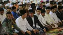 Presiden Joko Widodo melaksanakan ibadah salat tarawih pertama di Masjid Istiqlal, Jakarta, Rabu (17/6/2015). Ribuan jamaah memadati Masjid Istiqlal pada malam pertama Ramadan. (Liputan6.com/Faizal Fanani)