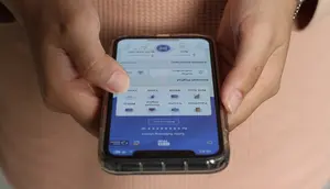 Melakukan transaksi keuangan dengan BRImo. (Shutterstock/Muhammad Alimaki)