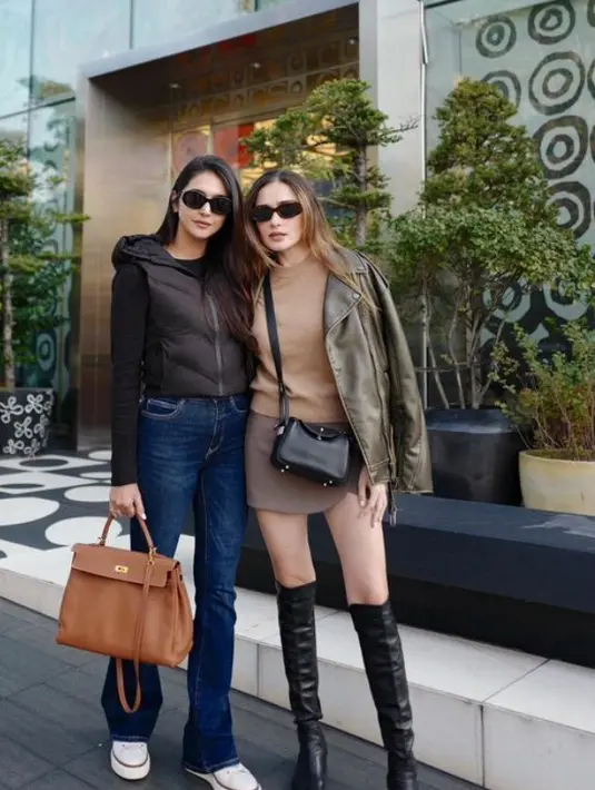 Nabila juga membawa tas Hermes coklat, berfoto bersama Yasmine Wildblood yang mengenakan pakaian serba coklat. [@nsyakieb85]