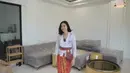 Jessica Iskandar tampak mengenakan kebaya Bali putih yang dipadukan dengan kamen dan sabuk prada.  IG/@inijedar/YouTube Jessica Iskandar.