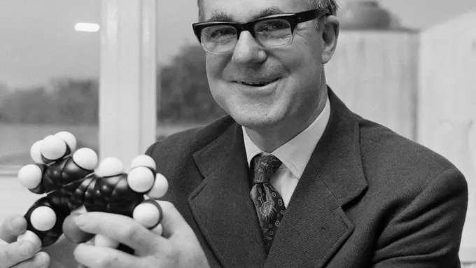 Sir John Conforth, ilmuan yang jadi Google Doodle hari ini (7/9/2017). (Sumber Foto: Famous People)