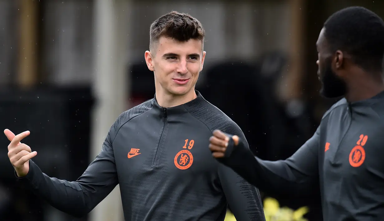 Gelandang Chelsea, Mason Mount (kiri) berbincang dengan bek Fikayo Tomori saat tiba mengikuti latihan tim di Stoke D'Abernon, barat daya London (4/11/2019). Chelsea akan bertanding melawan wakil Belanda, Ajax Amsterdam pada Grup H Liga Champions. (AFP Photo/Glyn Kirk)