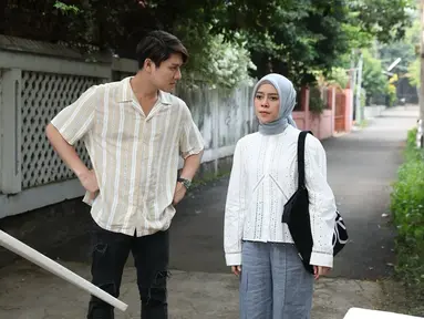Meski sudah dikenal sebagai penyanyi dangdut ternama, Lesti Kejora kepakkan sayapnya di dunia akting. Pelantun tembang Lentera ini diketahui sudah debut main sinetron tahun 2015. Setelah terakhir main sinetron tahun 2024, Lestii Kejora kembali ke layar kaca lewat sinetron Ramadan Romansa Kampung Dangdut. Dalam sinetron Ramadan ini, Lesti Kejora memerankan karakter gadis desa yang memiliki suara emas dan bercita-cita menjadi penyanyi dangdut terkenal. (Liputan6.com/IG/@romansakampungdangdut.mncp)