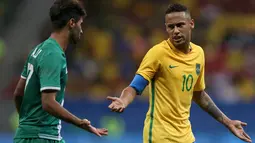 Ekspresi kecewa Neymar saat berbincang dengan dengan gelandang Irak, Alaa Ali saat  pertandingan di cabang olahraga sepakbola putra Olimpiade Rio de Janeiro 2016 di Stadion Mane Garrincha, Senin (8/8). (REUTERS/Ueslei Marcelino)