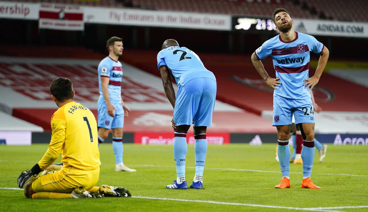 Pemain West Ham United tampak lesu usai ditaklukkan Arsenal pada laga Premier League di Stadion Emirates, Sabtu (19/9/2020). Arsenal menang dengan skor 2-1. (Will Oliver/Pool via AP)
