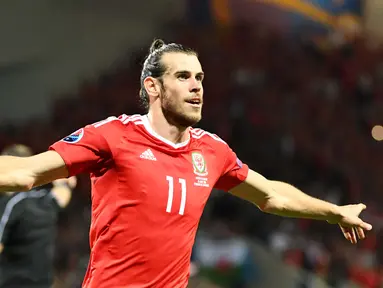 Pemain Wales, Gareth Bale merayakan golnya ke gawang Rusia pada laga grup B Euro cup 2016 di Stadion Municipal, Toulouse, Selasa (21/6/2016) dini hari WIB. Wales menang 3-0. (AFP/Pascal Guyot)