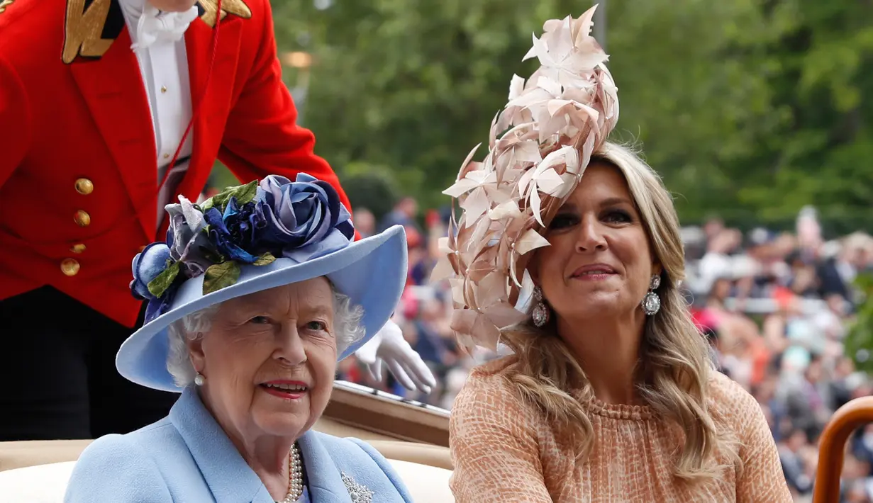 Ratu Inggris Elizabeth II (kiri) dan Ratu Belanda Maxima mengenakan topi atau fascinator unik saat menghadiri ajang pacuan kuda Royal Ascot di Ascot, Inggris, Selasa (18/6/2019). Royal Ascot menjadi ajang bagi wanita Inggris untuk tampil dengan fascinator unik. (AP Photo/Alastair Grant)