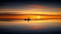 Ilustrasi senja, sunset, matahari terbenam. (Photo by Johannes Plenio: https://www.pexels.com/photo/photo-of-people-on-rowboat-during-sunset-1435075/)