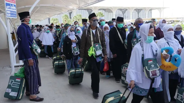 Jemaah haji Indonesai saat menuju bus di Bandara Prince Mohammed bin Abdul Aziz. Darmawan/MCH