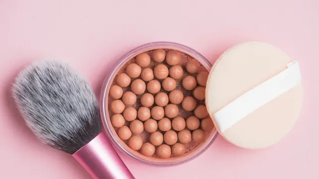 Ilustrasi puff dan kuas bedak/freepik.com/jcomp