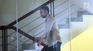 Wasekjen DPP Partai Golkar Maman Abdurrahman menuju ruang pemeriksaan di Gedung KPK, Jakarta, Senin (27/11). Ia menyebut diperiksa sebagai saksi meringankan atau saksi a de charge untuk Ketua Umum Golkar Setya Novanto. (Liputan6.com/Helmi Fithriansyah)