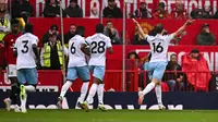 Bek Crystal Palace (16) Joachim Andersen&nbsp;berselebrasi setelah mencetak gol ke gawang Manchester United pada pertandingan Liga Inggris di Old Trafford, Manchester,&nbsp;Sabtu, 30 September 2023. (Oli SCARFF / AFP)