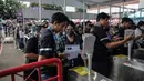 Antusias penonton Konser Tulus dalam  konser yang tajuk “Tulus Tur Manusia 2023" di Jakarta, Jumat (3/3/2023). setelah melewati 10 kota dengan Medan sebagai kota pertama “Tulus Tur Manusia 2023” yang diadakan 1 Februari 2023 lalu, Jakarta menjadi penutup rangkaian manis ini dengan konser yang diadakan pada 3 Maret 2023 di JIEXPO Kemayoran Jakarta. (Liputan6.com/Faizal Fanani)