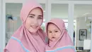 Adelia Pasha dan sang buah hati, Kayla terlihat begitu kompak saat mengenakan hijab dengan warna senada. (Foto: instagram.com/adeliapasha)