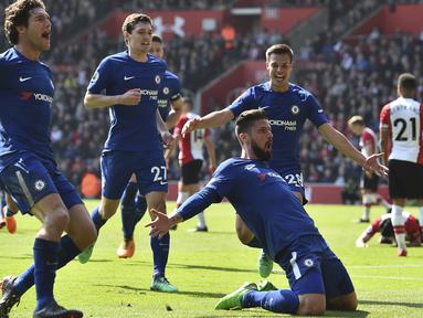 Ekspresi pemain Chelsea, Olivier Giroud (2kanan) usai membobol gawang Southampton pada lanjutan Premier League di St Mary's Stadium, Southampton, (14/4/2018). Chelsea menang 3-2. (AFP/Glyn Kirk)