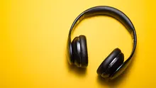 Ilustrasi mendengarkan musik dengan headphone. (Photo by Malte Wingen on Unsplash)