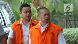 Dua tersangka Eka Kamaludin dan Kabag ULP Purbalingga Hadi Iswanto tiba di gedung KPK, Jakarta, Kamis (12/7). Hadi Iswanto  diperiksa terkait suap proyek infrastruktur di Kabupaten Purbalingga. (Merdeka.com/Dwi Narwoko)