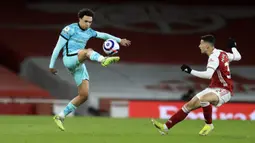 Pemain Arsenal Gabriel Martinelli (kanan) menghalau pemain Liverpool Trent Alexander-Arnold pada pertandingan Liga Inggris di Emirates Stadium, London, Inggris, Sabtu (3/4/2021). Liverpool membantai Arsenal dengan skor 3-0. (Adam Davy/Pool via AP)