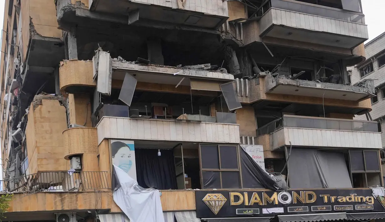 Sebelumnya, pada Minggu 29 Maret 2026, sebuah serangan artileri Israel menghantam area di sekitar markas pasukan perdamaian UNIFIL (United Nations Interim Force in Lebanon) di Kota Adshit al-Qusyar, Lebanon Selatan. Tampak dalam foto, sebuah apartemen yang hancur terlihat di sebuah gedung yang terkena serangan udara Israel di Dahiyeh, pinggiran selatan Beirut, Lebanon, Senin, 30 Maret 2026. (AP Photo/Hassan Ammar)