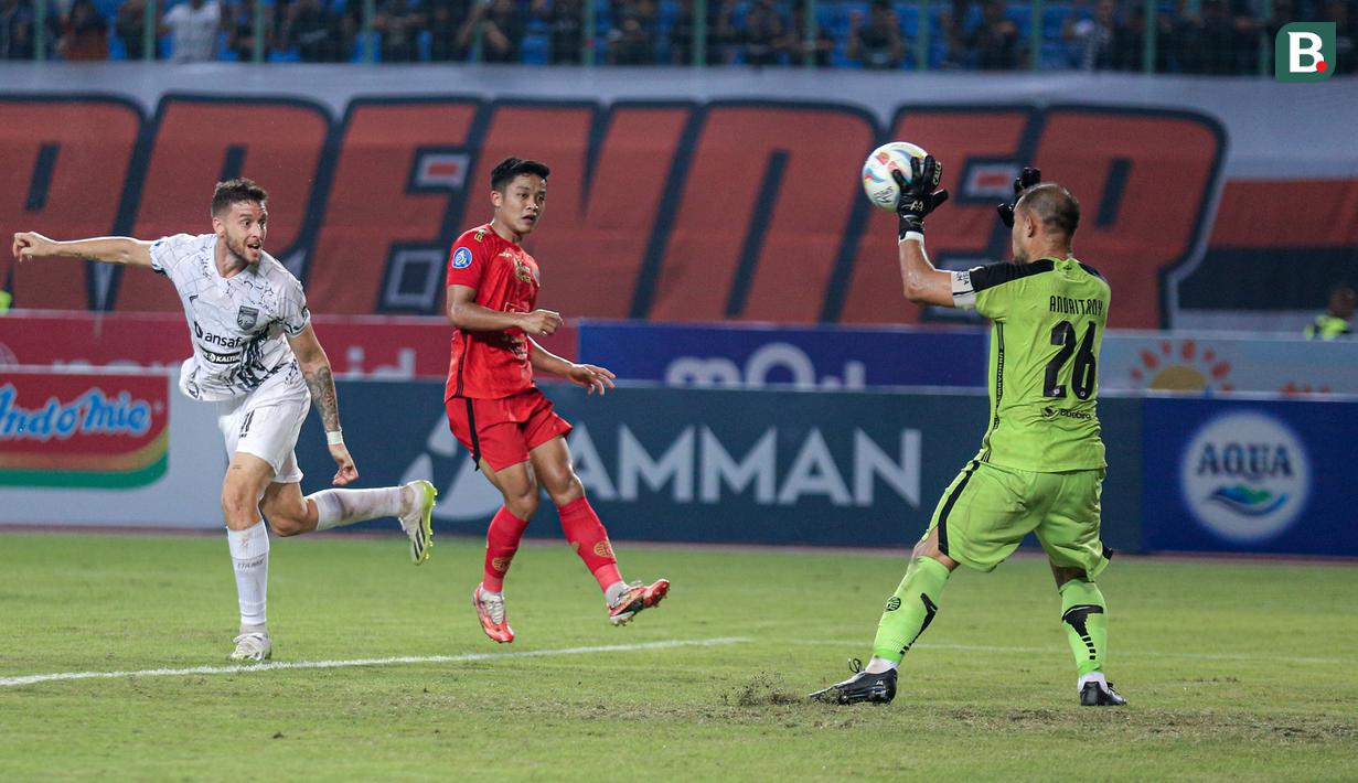 <p>Kiper Persija Jakarta, Andritany Ardhiyasa (kanan) saat menghalau bola tandukan pemain Borneo FC, Felipe Cadenazzi (kiri) dalam pertandingan pekan ketujuh BRI Liga 1 2023/2024 yang berlangsung di Stadion Patriot Candrabhaga, Bekasi, Rabu (9/8/2023). (Bola.com/Bagaskara Lazuardi)</p>