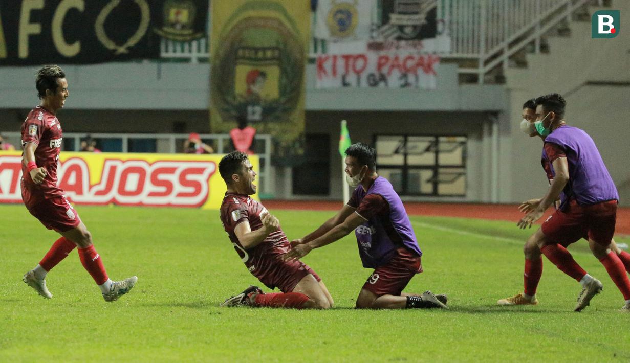 Gol Fabio Beltrame menutup pertandingan dengan Skor 2-0 untuk keunggulan Persis Solo. Kemenangan ini membuat Persis untuk sementara duduk di posisi kedua klasemen Grup X dengan tiga poin. (Bola.com/M Iqbal Ichsan)