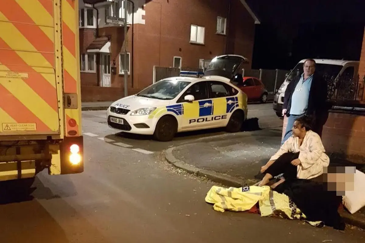Ambulans Telat 2 Jam, Nenek Ini Menggigil di Pinggir Jalan