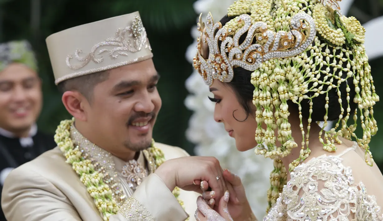 Selvi Kitty dinikahi Rangga Ilham Suseno dengan mas kawin berupa emas seberat 30 gram dan menyerahkan uang senilai USD 58. Selamat berbahagia, Selvi dan Rangga. (Adrian Putra/Bintang.com)