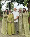 Syifa Hadju tampil serba hijau dengan keluarganya. Syifa memilih mengenakan long dress lengan panjang warna hijau dihiasi payet dan bordiran. [@syifahadju]