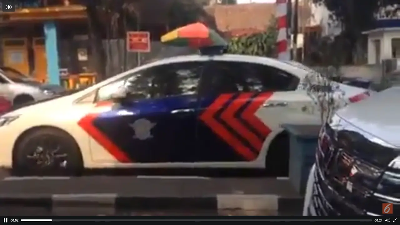 Video Mobil Polisi Lawan Arah Saat Kawal Pengantin di Bandung