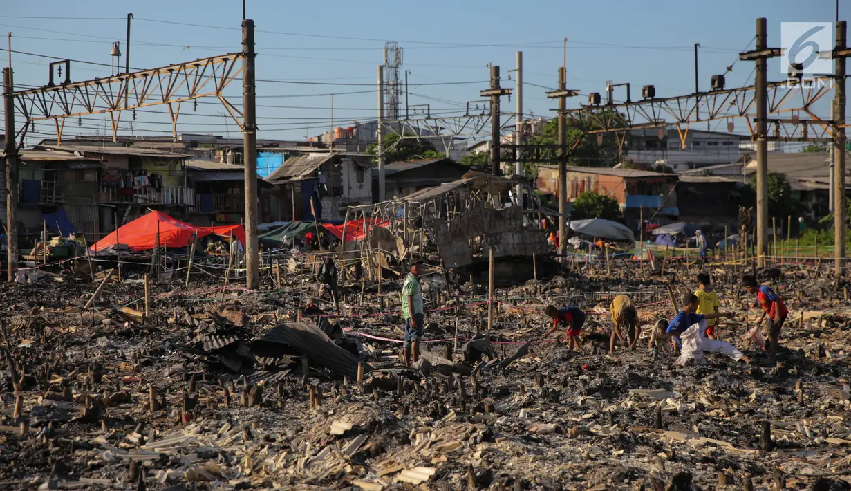 Kondisi bekas rumah warga Kampung Bandan yang habis terbakar, Jakarta, Senin (18/9). ). Hari kedua pasca kebakaran warga masih bertahan di lokasi bekas kebakaran dengan membangun tenda seadanya. (Liputan6.com/Faizal Fanani)