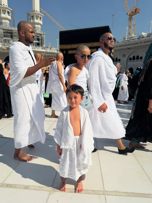 Potret Hanung Bramantyo dan Zaskia Adya Mecca Ajak Anak Umroh. (instagram/zaskiadyamecca)