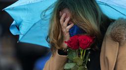 Nannette Forteza menghadiri peringatan bagi para korban kecelakaan American Airlines 587 di Belle Harbor, New York, 12 November 2020. Suaminya Anthony tewas dalam kecelakaan itu, 12 November 2001 tak lama setelah lepas landas dari Bandara Internasional John F. Kennedy. (AP Photo/ Mark Lennihan)