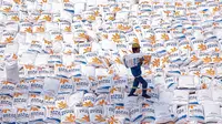 Pekerja melakukan aktivitas bongkar muat beras impor di Pelabuhan Tanjung Priok, Jakarta, Jumat (16/12/2022). Perum Bulog mendatangkan 5.000 ton beras impor asal Vietnam guna menambah cadangan beras pemerintah (CBP) yang akan digunakan untuk operasi pasar. (Liputan6.com/Faizal Fanani)