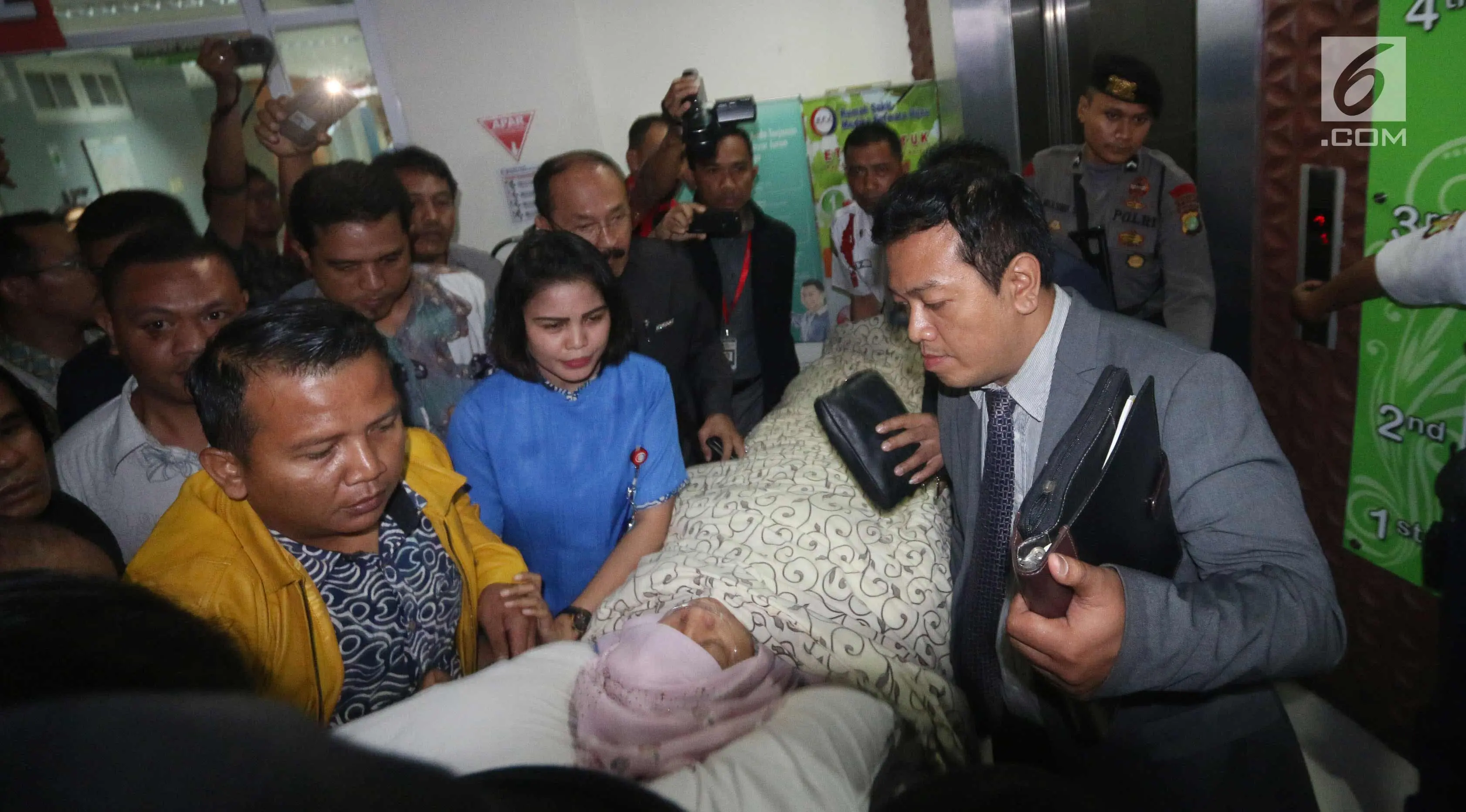 Ketua DPR, Setya Novanto saat dibawa keluar dari RS Medika Permata Hijau, Jakarta, Jumat (17/11). Setnov akan dipindah ke RS Cipto Mangunkusumo. (Liputan6.com/Helmi Fithriansyah)