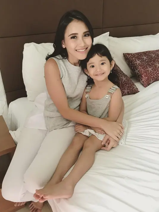 Penyanyi dangdut Ayu Ting Ting memiliki banyak penggemar. Sebagai manusia biasa, ia juga memiliki idola yang sejak lama diimpikan. Salah satu yang menjadi idolanya adalah aktor ganteng Reza Rahadian. (Instagram/ayutingting92)