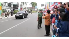 Ratusan warga Bandung tumpah ruah menyaksikan berbagai proses kegiatan KAA ke-60.